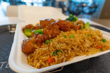 Çin zencefilli tavuk yemeği yemek için hazır.