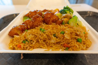 Çin zencefilli tavuk yemeği yemek için hazır.