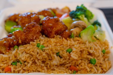 Çin zencefilli tavuk yemeği yemek için hazır.