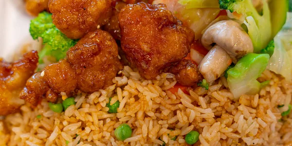 Çin zencefilli tavuk yemeği yemek için hazır.