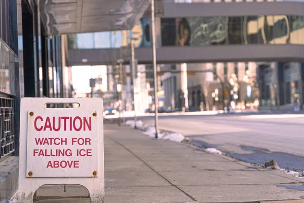 Panneau de mise en garde contre les chutes de glace dans une rue de Calgary en hiver — Photo