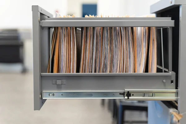 Fichiers suspendus dans une armoire de remplissage dans un bureau au travail — Photo