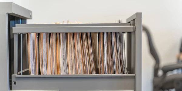 Hänga filer i fyllningsskåp på ett kontor på jobbet — Stockfoto