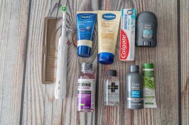 12 Mart 2022 - Calgary Alberta Kanada - Havaalanı güvenliğinden geçmek için küçük konteynerler