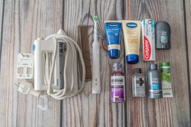 12 Mart 2022 - Calgary Alberta Kanada - Havaalanı güvenliğinden geçmek için küçük konteynerler