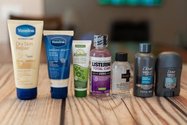 12 Mart 2022 - Calgary Alberta Kanada - Havaalanı güvenliğinden geçmek için küçük konteynerler