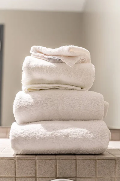 Стопка полотенец в ванной комнате отеля — стоковое фото