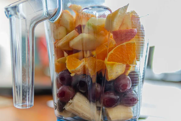 Frische Bio-Früchte im Mixer zur Zubereitung eines Smoothies — Stockfoto