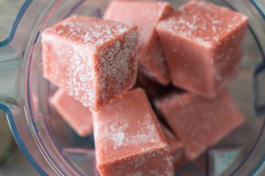 Mutfak tezgahında ev yapımı organik taze meyve püresi.