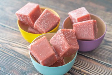 Mutfak tezgahında ev yapımı organik taze meyve püresi.