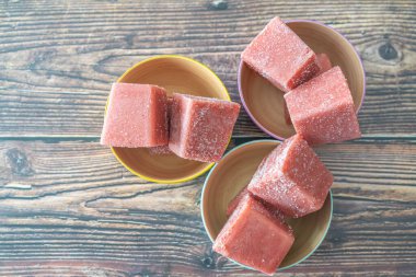 Mutfak tezgahında ev yapımı organik taze meyve püresi.