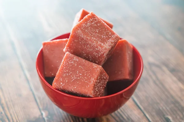 Mutfak tezgahında ev yapımı organik taze meyve püresi.