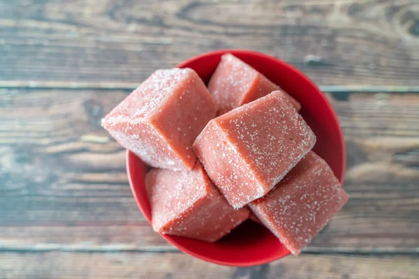 Mutfak tezgahında ev yapımı organik taze meyve püresi.