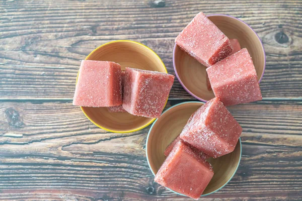 Mutfak tezgahında ev yapımı organik taze meyve püresi.