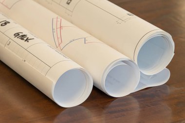 Bina planları ve planları ofis masasına yığıldı.