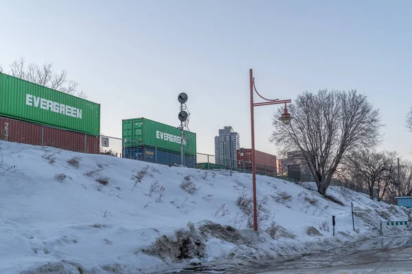 17 maart 2022 - Winnipeg Manitba Canada - Trein locomotief met containers gaat over een brug — Stockfoto