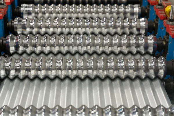 Panel de cubierta de metal corrugado que pasa a través de la máquina formadora de rollos —  Fotos de Stock