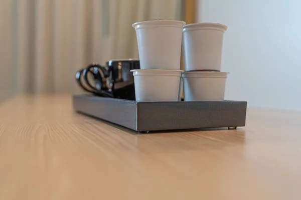 Koffiepads en cofee kopjes in een hotelkamer — Stockfoto