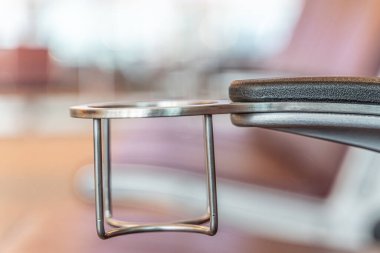 Havaalanı terminalindeki Cupholder 'da içkiler hazır.