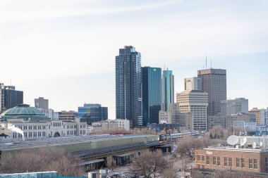 21 Nisan 2022 - Winnipeg, Manitoba Kanada - Dowtown Winnipeg alacakaranlıkta gökyüzü