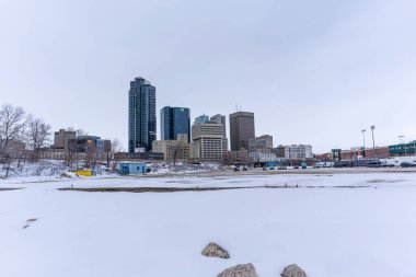 23 Nisan 2022 - Winnipeg, Manitoba Kanada - Dowtown Winnipeg alacakaranlıkta gökyüzü