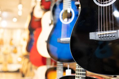 Gitarlar bir alışveriş merkezinde müzik aletleri mağazasında sergileniyor
