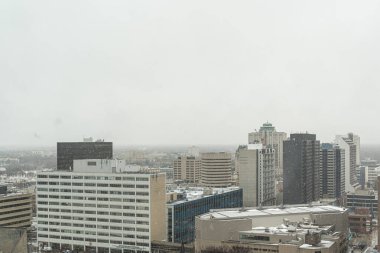 Yağmurlu bir günde pencereden dışarı bakmak