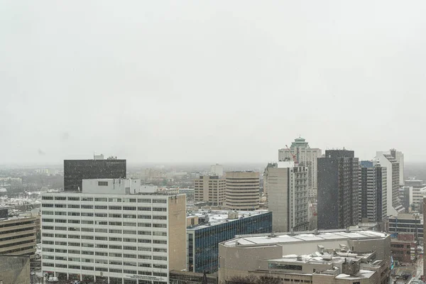 Yağmurlu bir günde pencereden dışarı bakmak