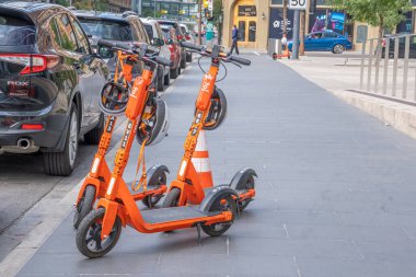 Eylül 05 2021 - Calgary Alberta Kanada - Sokakta kasklı elektrikli scooterlar