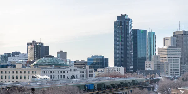 23 Nisan 2022 - Winnipeg, Manitoba Kanada - Dowtown Winnipeg alacakaranlıkta gökyüzü