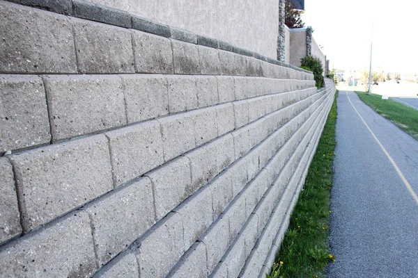 Retaining wall beside pavement in city street — Photo