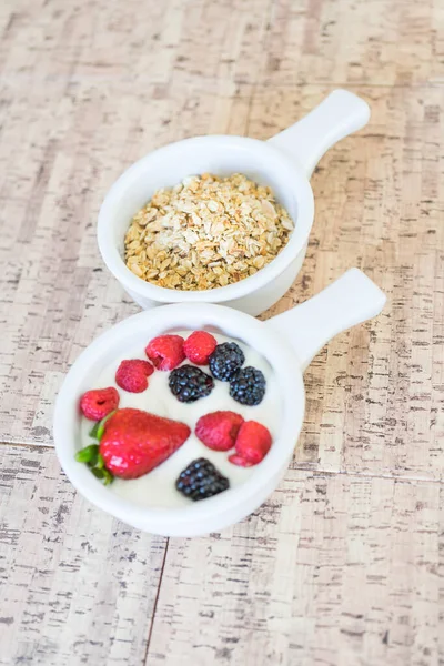 Granola, joghurt és friss bio gyümölcsök egészségügyi reggelire — Stock Fotó