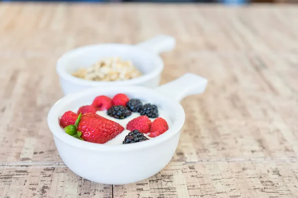 Granola, joghurt és friss bio gyümölcsök egészségügyi reggelire — Stock Fotó