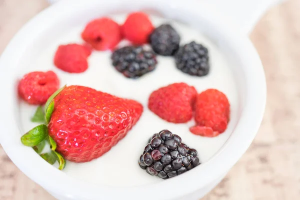 Гранола, йогурт і органічні свіжі фрукти для здорового сніданку — стокове фото