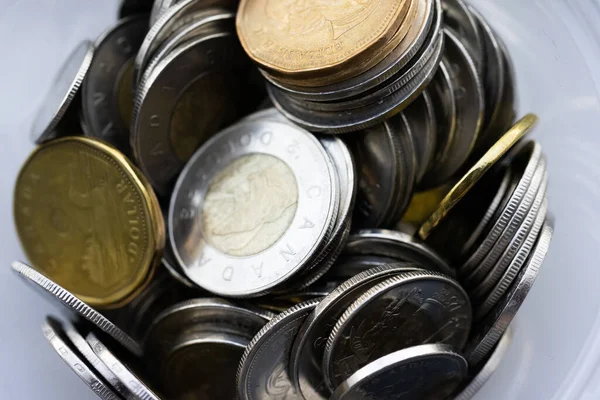 Bahşiş kavanozundaki madeni para yığını.