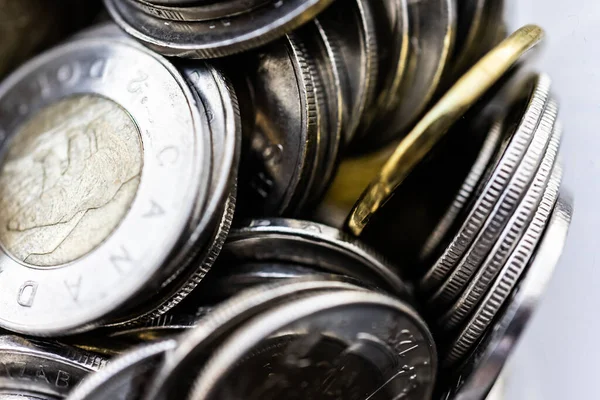 Bahşiş kavanozundaki madeni para yığını.