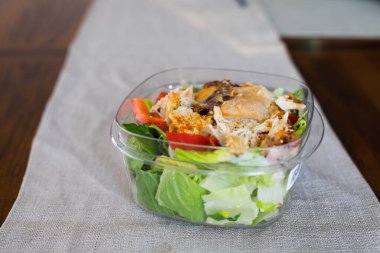 Yemekte tavukla servis edilen taze organik salata.