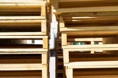 Fabrikada yeni ahşap paletler yığını