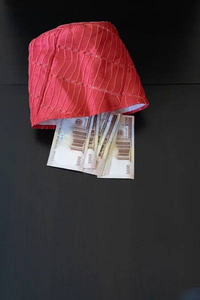 Nigerian traditional cap - Fila with Naira Banknotes — Stockfoto