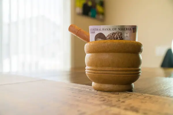 Nigerian Naira Notes in Mortar with Pestle - Financial Concept — Stockfoto