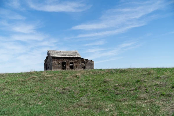 Εγκαταλελειμμένο αχυρώνα αγροικία στο χωράφι στην Αλμπέρτα — Φωτογραφία Αρχείου