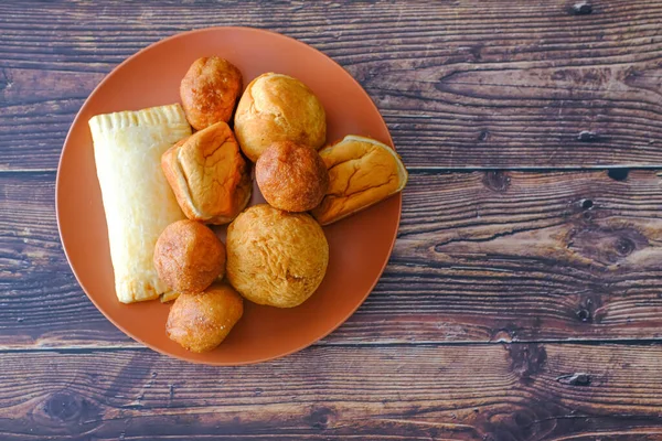 Snacks nigerianos Torta de carne, Puff Puff, pães e rolo de ovo — Fotografia de Stock