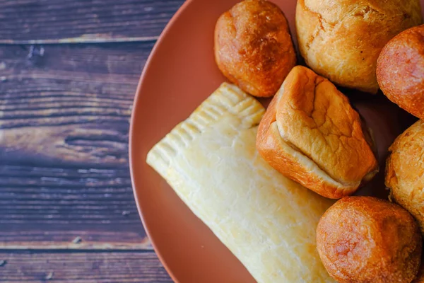 Collations nigérianes Tarte à la viande, feuilleté, petits pains et rouleau d'œufs — Photo