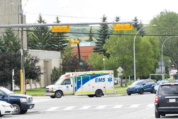 16 de julio de 2019 - Calgary Alberta Canadá - Alberta Health EMS ambulancia conduciendo a accidente —  Fotos de Stock