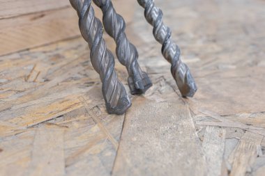 Fabrika üretim atölyesinde matkap uçları