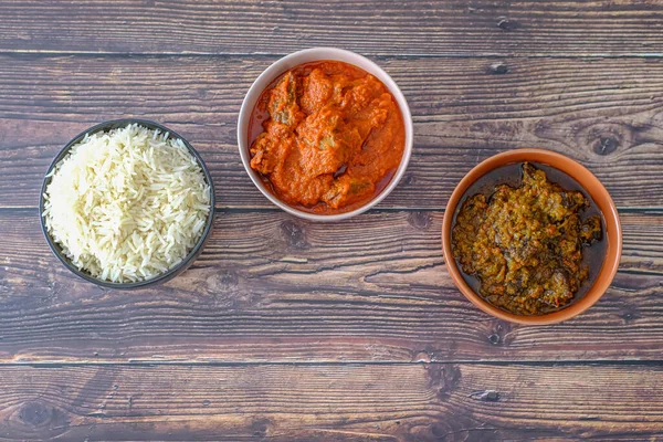 Schüssel Reis serviert mit Ofada und Paprika Tomateneintopf — Stockfoto