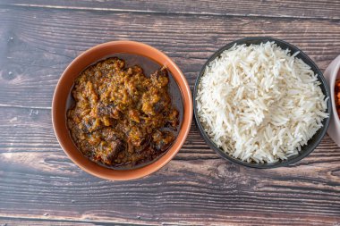 Baharatlı Ofada soslu bir kase pirinç.