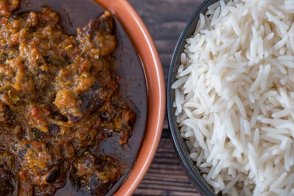 Schüssel Reis Serviert Mit Würziger Ofada Sauce — Stockfoto