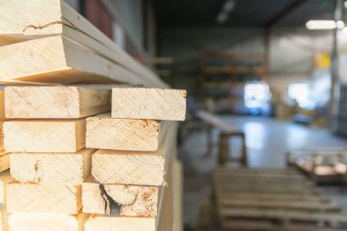 Endüstriyel bölgedeki kereste fabrikasında kesilmiş kereste yığını.