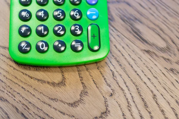 Münzen Mit Buntem Taschenrechner Auf Holzschreibtisch Büro — Stockfoto